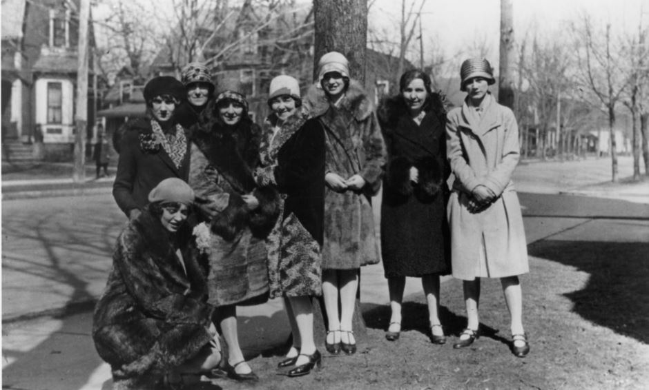 Photograph of a group of Dalhousie students and alumnae in the late 1920s.